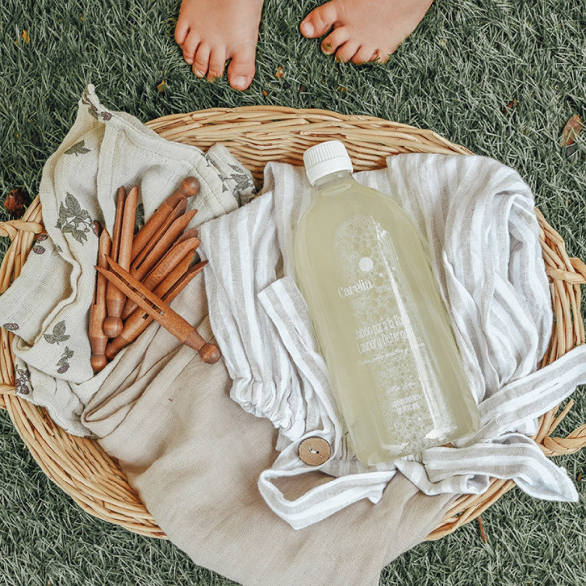 Jabón Natural para la Ropa del Bebé Carelia 1L (Piel Sensible, Prendas Delicadas, Primera Puesta)