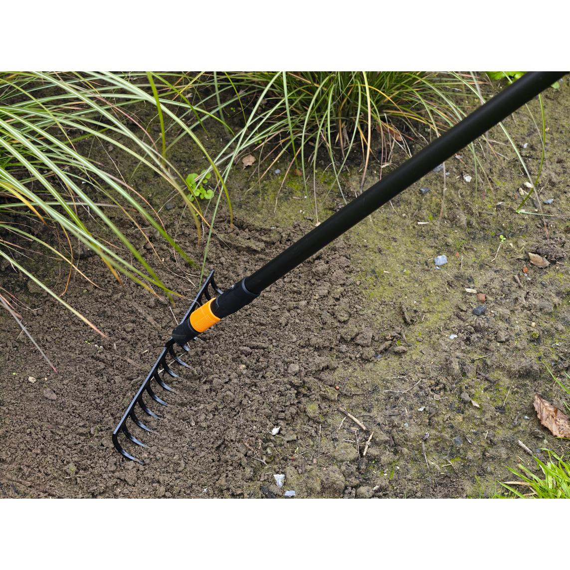 Ancinho de solo Fiskars QuickFit de 14 dentes