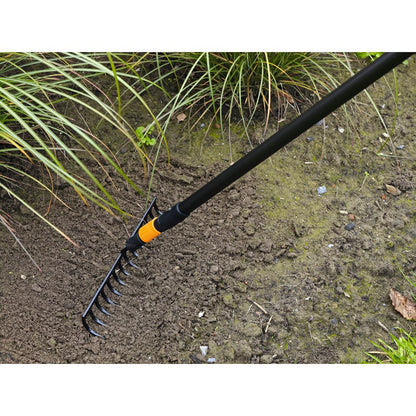 Ancinho de solo Fiskars QuickFit de 14 dentes